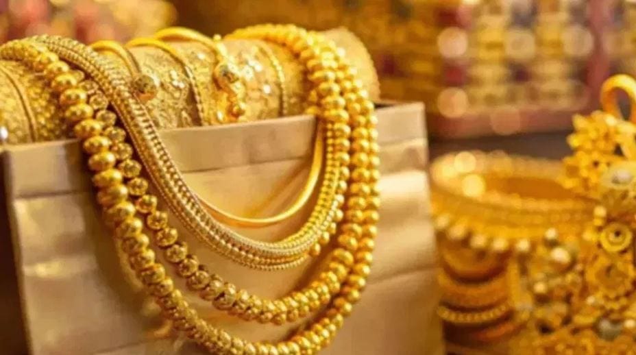 सोन्या चांदीच्या दरात गेल्या काही दिवसांपासून चढ-उतार सुरू आहे. अलिकडच्या काळातील जागतिक परिस्थिती, जागतिक बाजारातील चढ-उतार, भारतीय सराफा बाजारातील उलाढाल आणि रिझर्व्ह बँकेने रेपो रेटमध्ये केलेली कपात यामुळे सध्या सराफा बाजारात चढउतार झालेला पाहायला मिळत आहे. 