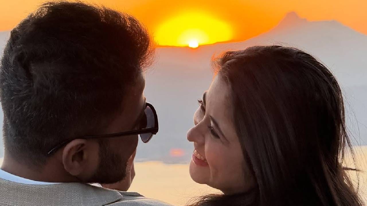 'माझ्या आयुष्यात हिरोची एण्ट्री झाली आहे. माझ्या आतापर्यंतच्या आयुष्यातील सर्वांत अविस्मरणीय दिवसातील काही क्षण तुमच्यासोबत शेअर करताना मला खूप आनंद होत आहे' अशा शब्दांत तिने भावना व्यक्त केल्या आहेत. यासोबतच तिने 11 डिसेंबर 2025 ही तारीखदेखील लिहिली आहे.