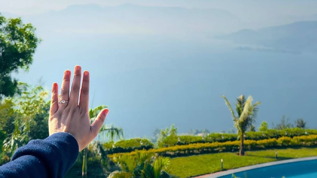 आणखी एका फोटोमध्ये गायत्रीने तिची अंगठीसुद्धा दाखवली आहे. परंतु गायत्रीने पोस्ट केलेल्या फोटोमध्ये तिच्या होणाऱ्या पतीचा चेहरा स्पष्ट दिसत नाही आहे. तो कोण आहे, हे जाणून घेण्यासाठी चाहत्यांनी उत्सुकता व्यक्त केली आहे.