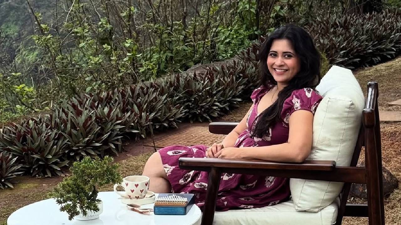 सुबोध भावे, मिताली मयेकर, धनश्री काडगांवकर, अक्षय केळकर, रेश्मा शिंदे, आशुतोष गोखले, सावनी रविंद्र यांनी गायत्रीला शुभेच्छा दिल्या आहेत. 'भारी.. अभिनंदन तुम्हा दोघांचही' अशी कमेंट गायत्रीचा सहकलाकार सुबोध भावेनं केली आहे.