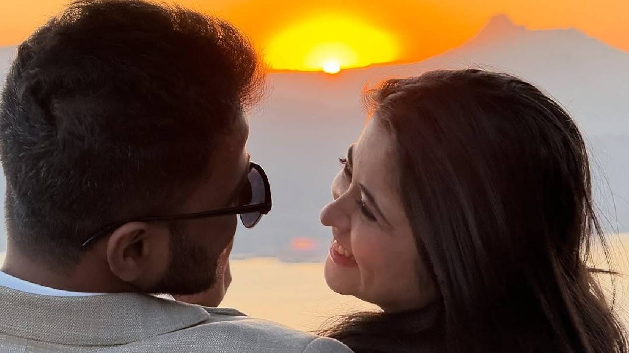 गायत्रीने होणाऱ्या नवऱ्याची ओळख करून दिल्यानंतर अनेकांनी तिच्यावर शुभेच्छांचा वर्षाव केला. धनश्री काडगांवकर, रेश्मा शिंदे, प्रीतम कागणे यांसारख्या सेलिब्रिटींनी तिला शुभेच्छा दिल्या आहेत.