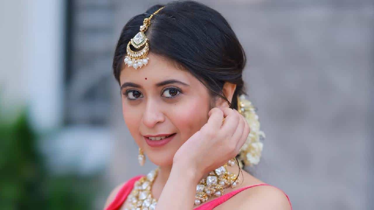 'तुला पाहते रे', 'अबीर गुलाल' यांसारख्या मालिकांमध्ये भूमिका साकारून घराघरात पोहोचलेली अभिनेत्री गायत्री दातारने चाहत्यांना सुखद धक्का दिला आहे. इन्स्टाग्रामवर तिने नुकतेच काही फोटो पोस्ट करून साखरपुड्याची बातमी दिली आहे.