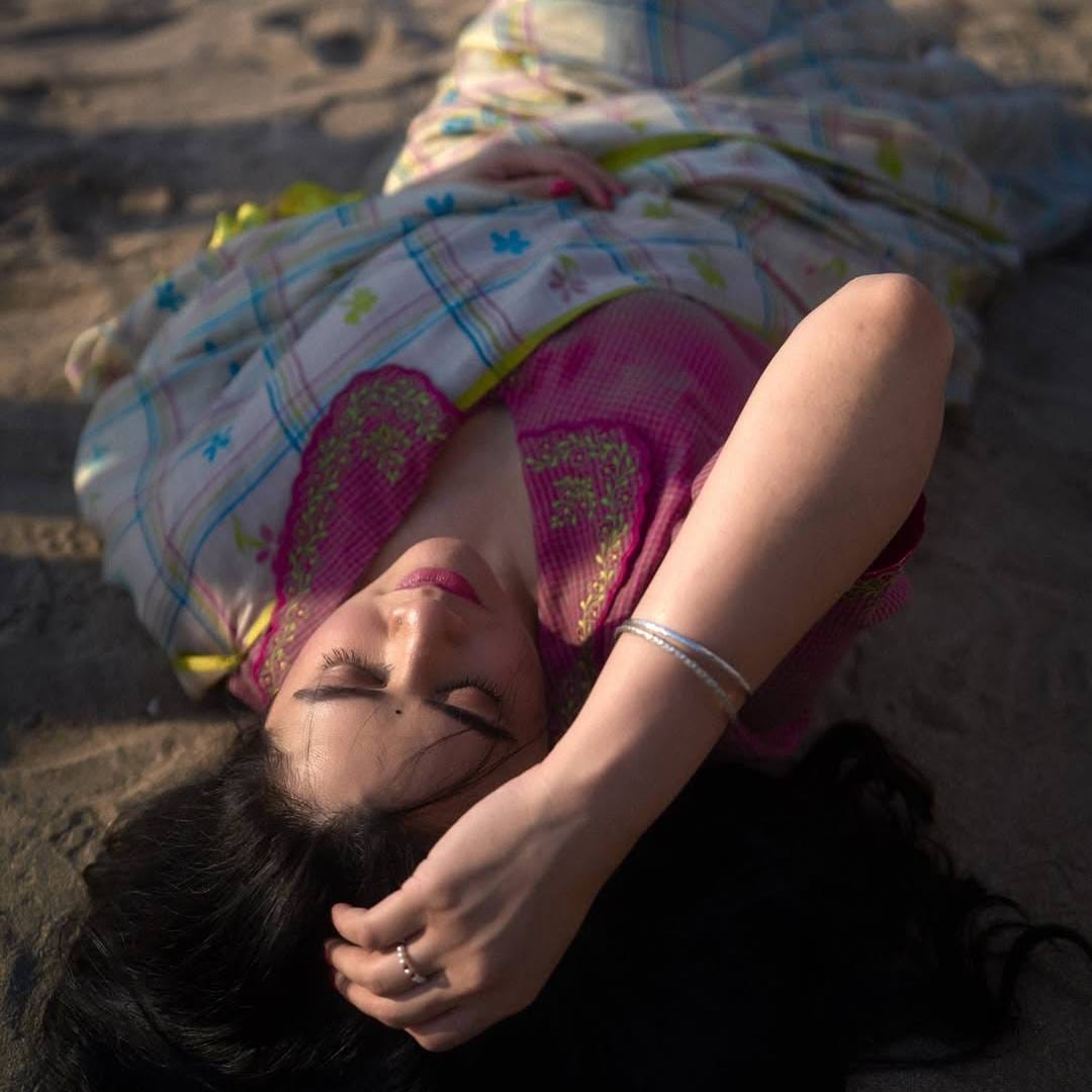 साडी आणि पॅन कॉलर ब्लाऊज असा गिरीजाचा साधाच लूक आहे. तरीही त्यात तिचं सौंदर्य अधिक खुलून दिसत आहे. प्रसिद्ध सेलिब्रिटी फोटोग्राफर तेजस नेरुरकरने गिरीजाचं हे खास फोटोशूट केलंय. 
