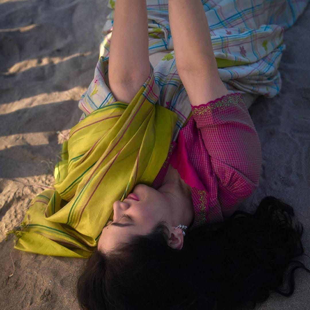 गिरीजाच्या या फोटोंवर चाहते लाइक्स आणि कमेंट्सचा वर्षाव करत आहेत. 'मराठी रंगभूमीची राणी' असं एकाने म्हटलंय, तर 'बहुतेक माझा घटस्फोट होणार सारखे सारखे फोटो बघून' अशी मजेशीर कमेंट दुसऱ्या युजरने केली. 'आह... सुंदर' अशी कमेंट अभिनेत्री प्रिया बापटने केली आहे. 
