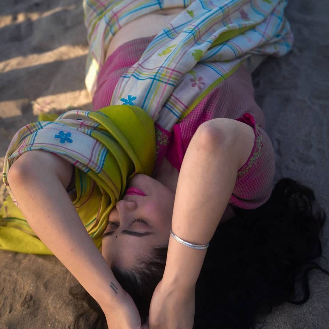 नॅशनल क्रश बनलेल्या गिरीजाने आता एक नवीन फोटोशूटमुळे पुन्हा एकदा नेटकऱ्यांचं लक्ष वेधलंय. गिरीजाने तिच्या इन्स्टाग्राम अकाऊंटवर नुकतेच काही फोटो पोस्ट केले आहेत. समुद्रकिनारी तिने हे सुंदर फोटोशूट केलं आहे. 
