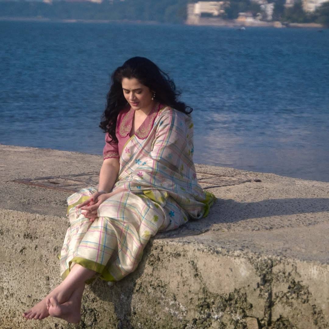 अभिनेत्री गिरीजा ओक तिच्या एका मुलाखतीच्या क्लिपमुळे सोशल मीडियावर तुफान व्हायरल झाली. या मुलाखतीत तिने निळ्या रंगाची साडी नेसली होती आणि तेव्हापासून ही निळ्या रंगाच्या साडीतील अभिनेत्री कोण, अशी चर्चा इंटरनेटवर सुरू झाली. रातोरात गिरीजाला 'नॅशनल क्रश'चा टॅग देण्यात आला. 
