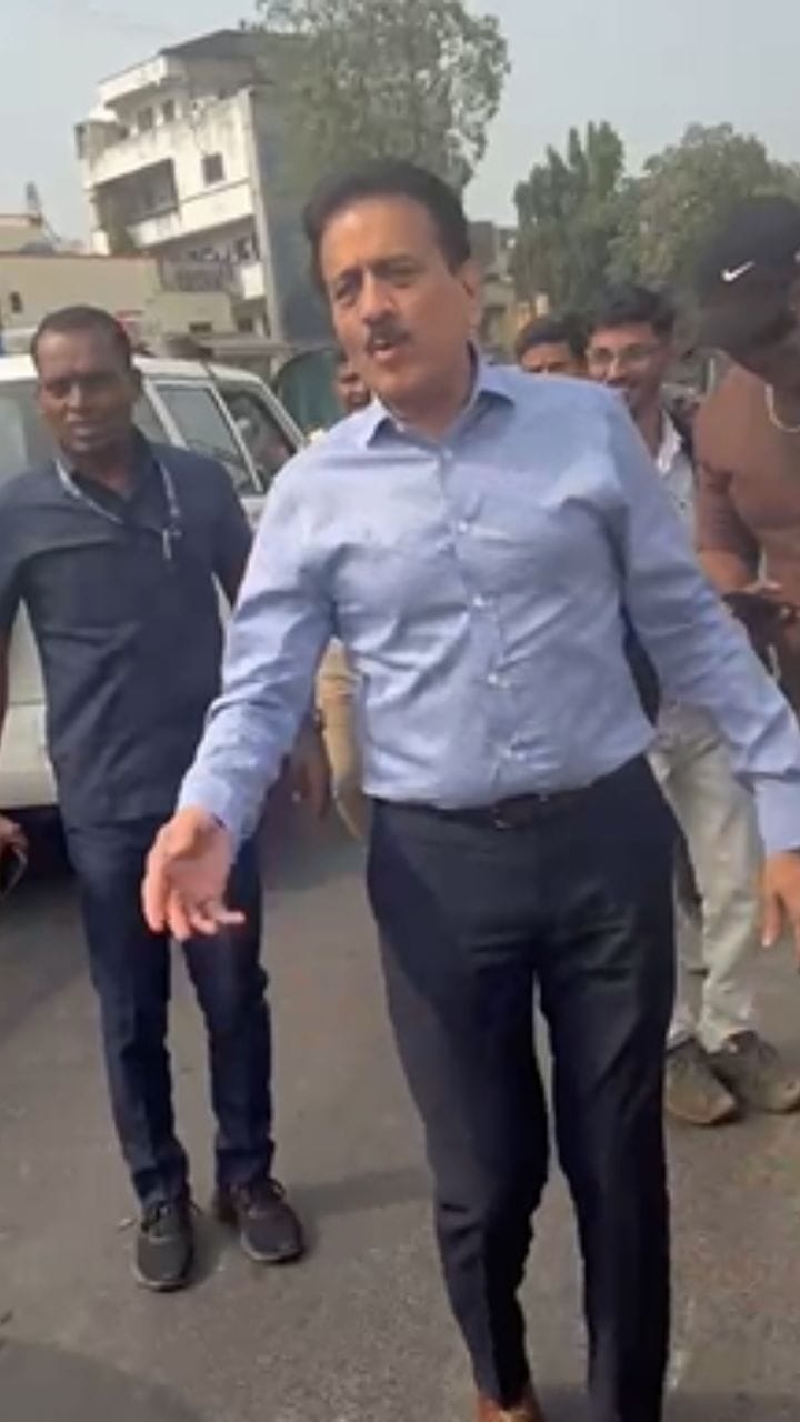 Video : मंत्री गिरीश महाजन अपग्रस्तांच्या मदतीला धावले