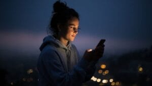 तरुण मुली रात्रीच्या वेळी इंटरनेटवर कोणत्या गोष्टी सर्च करतात? वाचा...