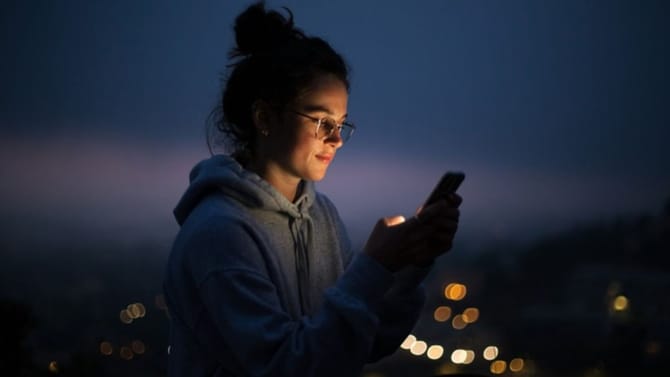 तरुण मुली रात्रीच्या वेळी इंटरनेटवर कोणत्या गोष्टी सर्च करतात? वाचा...