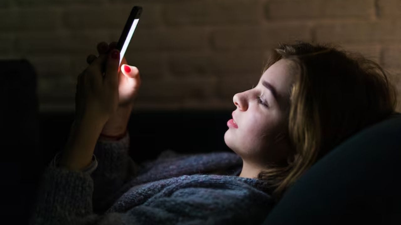 करिअर आणि अभ्यास : अनेक मुली सध्याच्या करिअरमधील पुढील संधी शोधतात. तसेच नवीन कौशल्ये शिकण्यासाठी ऑनलाईन कोर्सेस किंवा उच्च शिक्षणाच्या पर्यायांबद्दल माहिती घेतात.  