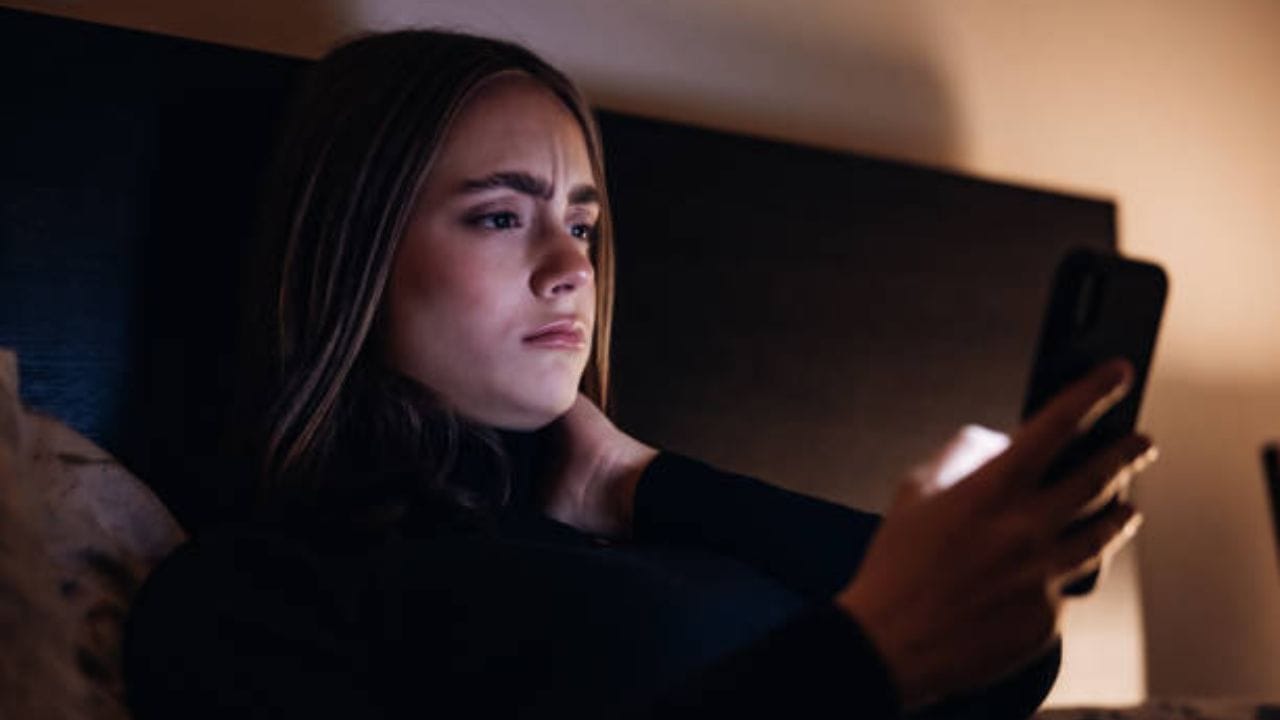 गाणी ऐकणे आणि चित्रपट : दिवसभराचा ताण कमी तरूणी करण्यासाठी हलकी-फुलकी रोमँटिक गाणी किंवा शांत संगीत ऐकतात. तसेच नवीन चित्रपट, वेब सिरीज किंवा टीव्ही शोबद्दल माहिती घेतात.  