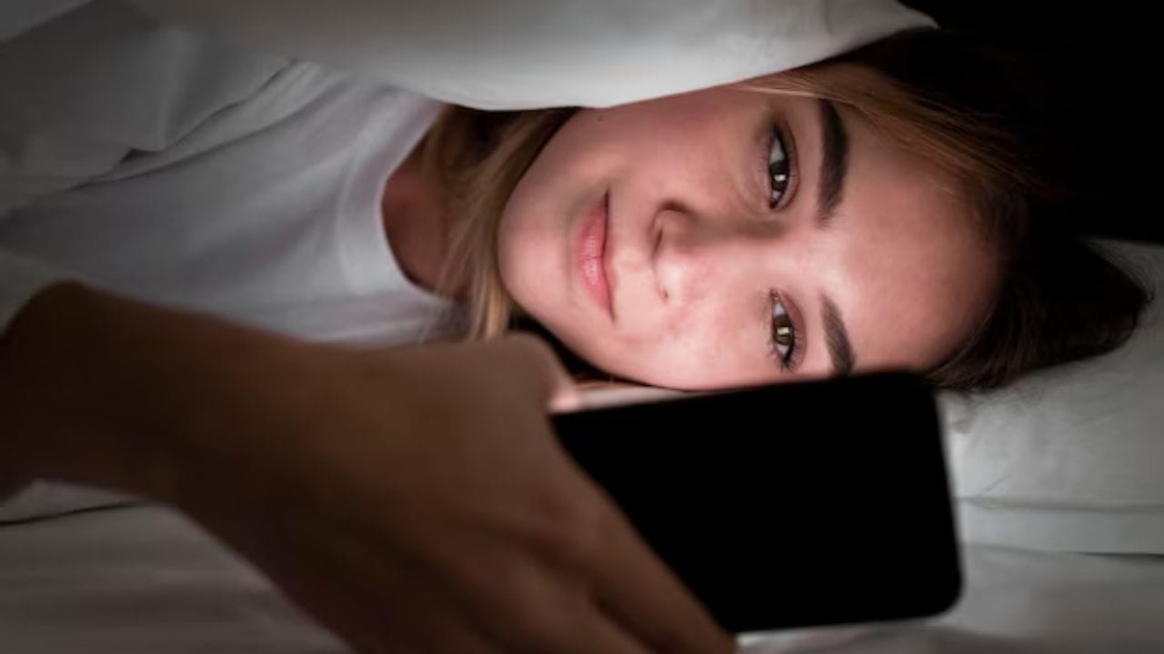 ऑनलाईन शॉपिंग : मुलींना शॉपिंगची खूप आवड असते. त्यामुळे त्या विविध शॉपिंग वेबसाइट्सवर नवीन कलेक्शन पाहतात. कपडे, ॲक्सेसरीज, आणि इलेक्ट्रॉनिक्सवरील ऑफर्स, आवश्यक वस्तूंची किंमत आणि रिव्ह्यू पाहून शॉपिंग करतात. 