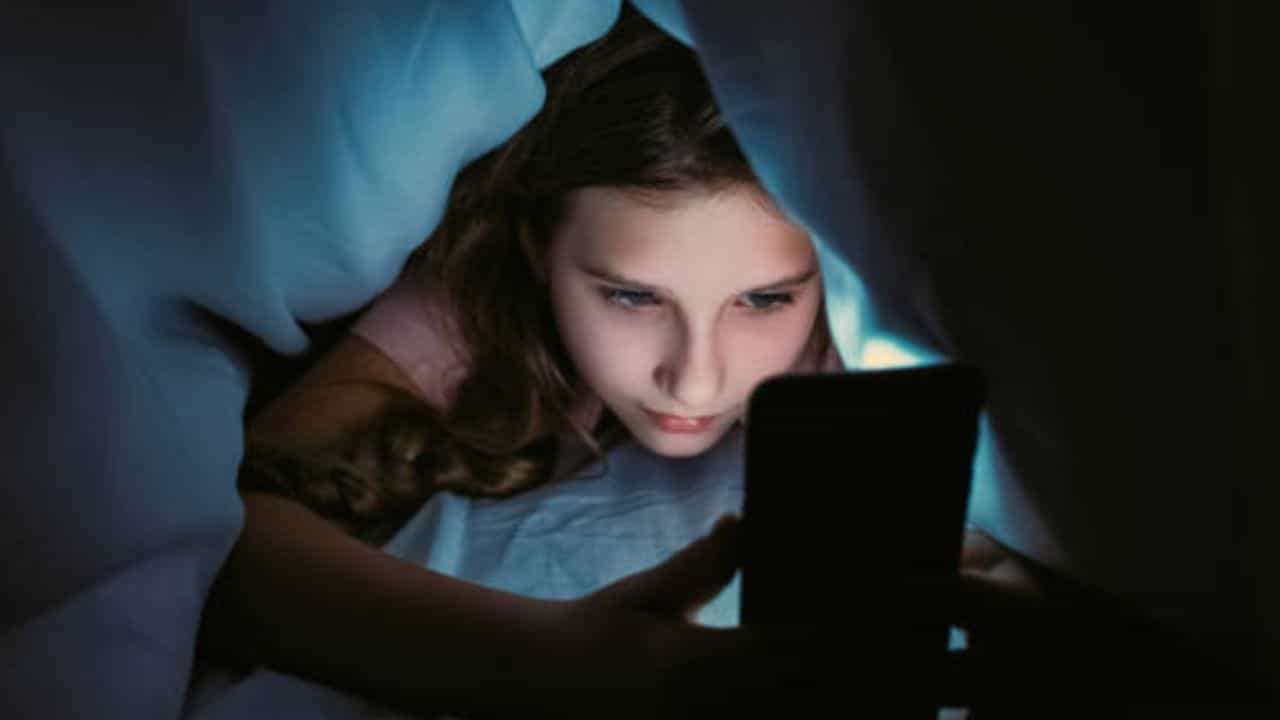 ब्युटी आणि मेकअप टिप्स : प्रत्येक मुलीला आपण सुंदर दिसावं असं वाटतं असतं. त्यामुळे मुली नवीन सौंदर्य उत्पादने आणि त्यांची माहिती. मेकअपचे ट्यूटोरियल व्हिडिओ आणि लेटेस्ट ब्युटी ट्रेंड्स, त्वचा आणि केसांची काळजी घेण्यासाठी घरगुती उपाय सर्च करत असतात.