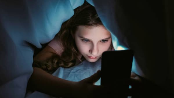 ब्युटी आणि मेकअप टिप्स : प्रत्येक मुलीला आपण सुंदर दिसावं असं वाटतं असतं. त्यामुळे मुली नवीन सौंदर्य उत्पादने आणि त्यांची माहिती. मेकअपचे ट्यूटोरियल व्हिडिओ आणि लेटेस्ट ब्युटी ट्रेंड्स, त्वचा आणि केसांची काळजी घेण्यासाठी घरगुती उपाय सर्च करत असतात.
