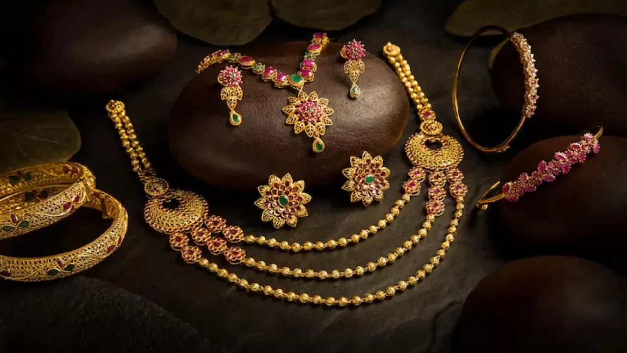 सोने विकण्यापूर्वी काही महत्त्वाच्या गोष्टी लक्षात ठेवा. दररोजचा सोन्याचा दर नक्की तपासा, कारण शहरानुसार दर बदलतो. शुद्धतेची तपासणी BIS सर्टिफाइड लॅबमधून करा. एकापेक्षा जास्त ठिकाणी दर विचारून तुलना करा. दागिन्यांमध्ये बसवलेले दगड वेगळे काढून घ्या, कारण त्यांची किंमत मिळत नाही.