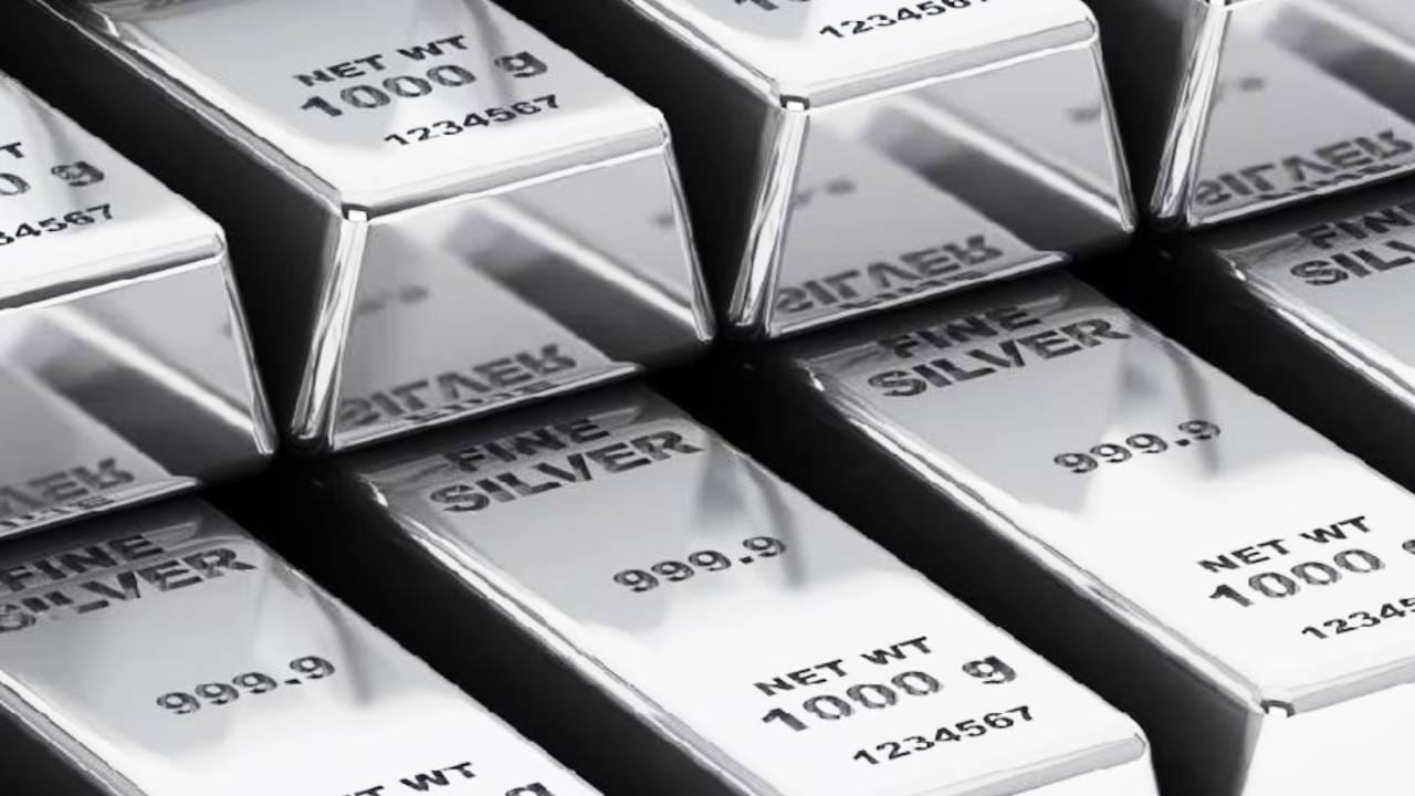 Gold And Silver Price Today: जळगावच्या सराफा बाजारात चांदीने आतापर्यंतचे सर्व रेकॉर्ड इतिहासजमा केले . गुरुवारी चांदीच्या किंमती स्थिर होत्या. त्यात कोणताही बदल झाला नाही. पण त्यानंतर चांदीने तुफान घोडदौड केली. चांदीत तुफान आले. सुवर्णनगरीत एक किलो चांदीचा भाव थेट अडीच लाखांच्या घरात पोहचला. तर आता चांदी नवीन वर्षात तीन लाखांचा टप्पा गाठते की काय अशी चर्चा सुरू झाली आहे. 