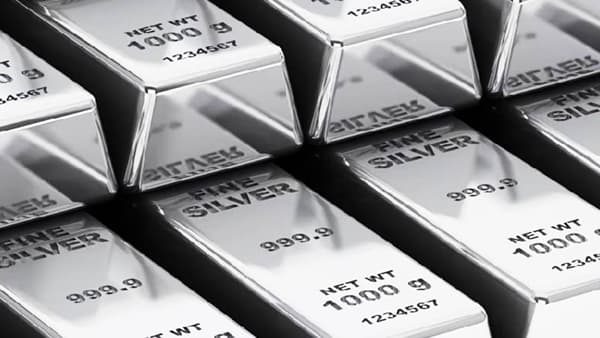Gold And Silver Price Today: जळगावच्या सराफा बाजारात चांदीने आतापर्यंतचे सर्व रेकॉर्ड इतिहासजमा केले . गुरुवारी चांदीच्या किंमती स्थिर होत्या. त्यात कोणताही बदल झाला नाही. पण त्यानंतर चांदीने तुफान घोडदौड केली. चांदीत तुफान आले. सुवर्णनगरीत एक किलो चांदीचा भाव थेट अडीच लाखांच्या घरात पोहचला. तर आता चांदी नवीन वर्षात तीन लाखांचा टप्पा गाठते की काय अशी चर्चा सुरू झाली आहे.
