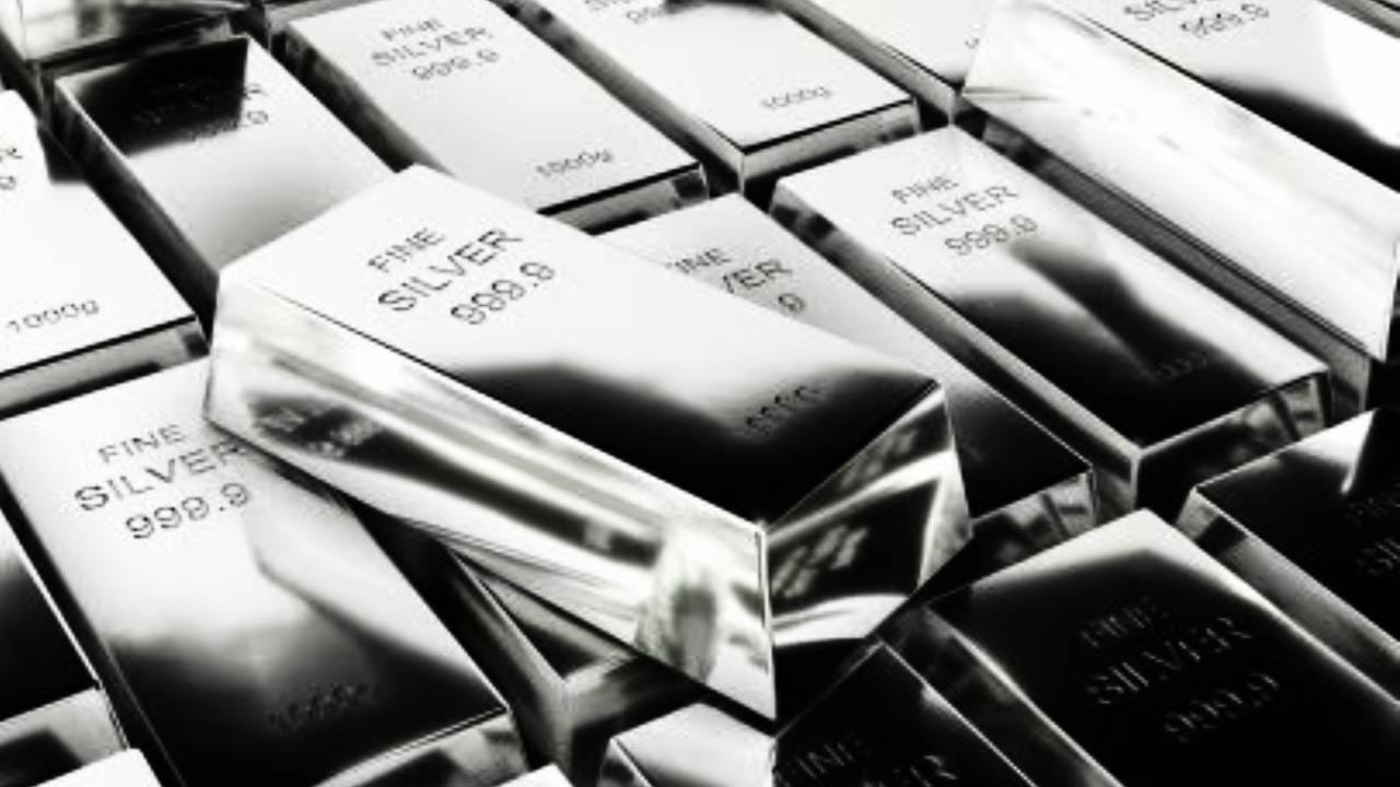 गुरुवारी चांदीचा भाव स्थिर होता. त्यानंतर शुक्रवारी चांदी 10 हजार 500 रुपयांनी वधारली. त्यामुळे चांदी 2 लाख 32 हजार 500 रुपयांच्या घरात पोहचली. तर आज सकाळी त्यात पुन्हा मोठी वाढ झाली. चांदी थेट 20 हजारांनी महागली. त्यामुळे ग्राहकांचे डोळे फिरले. चांदी सोन्यावाणी चमकत असल्याने ग्राहकांच्या तोंडचे पाणी पळाले आहे. 