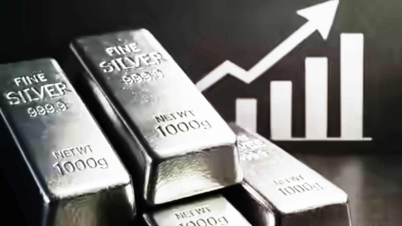 गेल्या दोन महिन्यांचा विचार करता एक किलो चांदीत जवळपास 70 हजार रुपयांची वाढ झाली आहे. 13 ऑक्टोबर 2025 रोजी एक किलो चांदीचा भाव हा 1,80,000 रुपये होता. तर 29 नोव्हेंबर रोजी चांदीचा भाव 1,74,000 रुपये होता. या डिसेंबर महिन्यात चांदीने मोठा गेम केला. 10 डिसेंबर रोजी चांदीचा भाव 1,88,000 रुपये इतका होता. तर आज चांदी अडीच लाखांच्या घरात पोहचली आहे. 