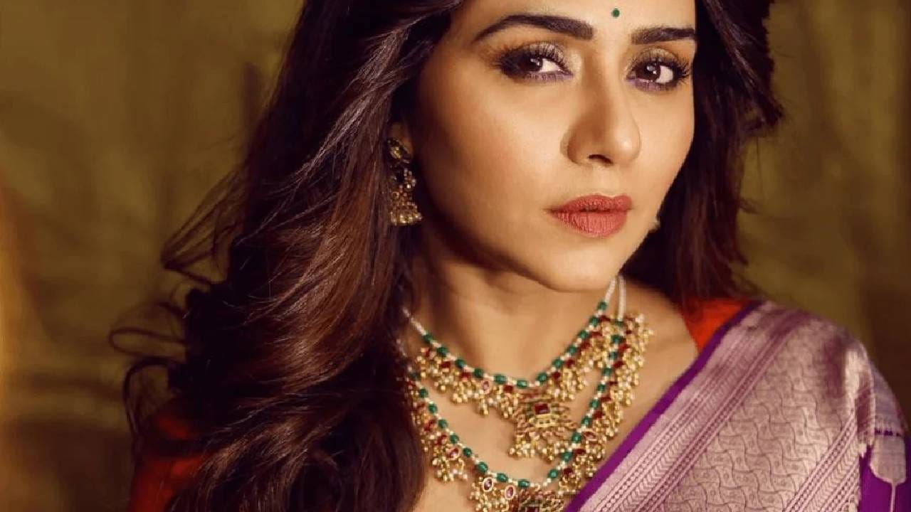 डोनाल्ड ट्रम्प यांचे टॅरिफ धोरण, चीन आणि अमेरिकेतली ट्रेडवॉर, भारत आणि अमेरिकेतील ताणलेले व्यापारी संबंध, रशिया-युक्रेन युद्ध आणि चांदीची औद्योगिक विश्वात वाढलेली मागणी यामुळे चांदीच्या किंमती चढ्याच राहण्याची शक्यता आहे. दुसरीकडे सोने-चांदी, जस्त पाठोपाठ तांब्याच्या किंमती पण वाढत आहेत. त्यामुळे गुंतवणूकदार तिकडे वळाले आहेत. 