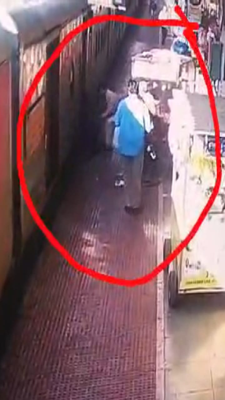 Gondia : पोलिसाने धावत्या रेल्वेतून पडलेल्या प्रवाशाला वाचवलं