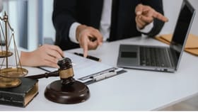 मॉडेलने वकिलाला अडकवलं जाळ्यात... त्यानंतर अश्लील फोटो, लैंगिक छळ अन्.