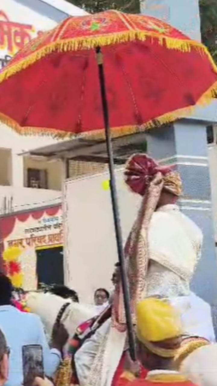 धाराशिव : नवरदेव घोड्यावर बसून पोचला मतदान केंद्रावर, पहा Video