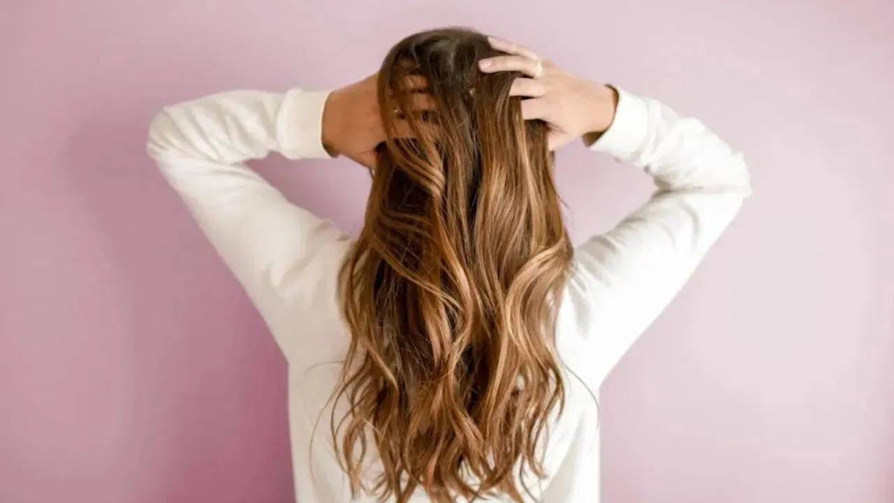 हिवाळ्यात सर्वात महत्वाचे आहे की, आपण केसांची कशी काळजी घेता. केसांची जर तुम्ही व्यवस्थित काळजी घेतली नाही तर केस गळती सुरू होते आणि केसांच्या अनेक समस्या निर्माण होतात. 