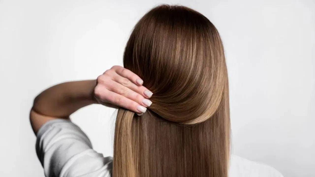 केसांना आवळ्याचा रस लावण्यापेक्षा आवळ्याचा रस तुम्ही उपाशी पोटी पित असाल तर ते अधिक फायदेशीर ठरते. आवळा त्वचेसाठीही फायदेशीर ठरतो. 