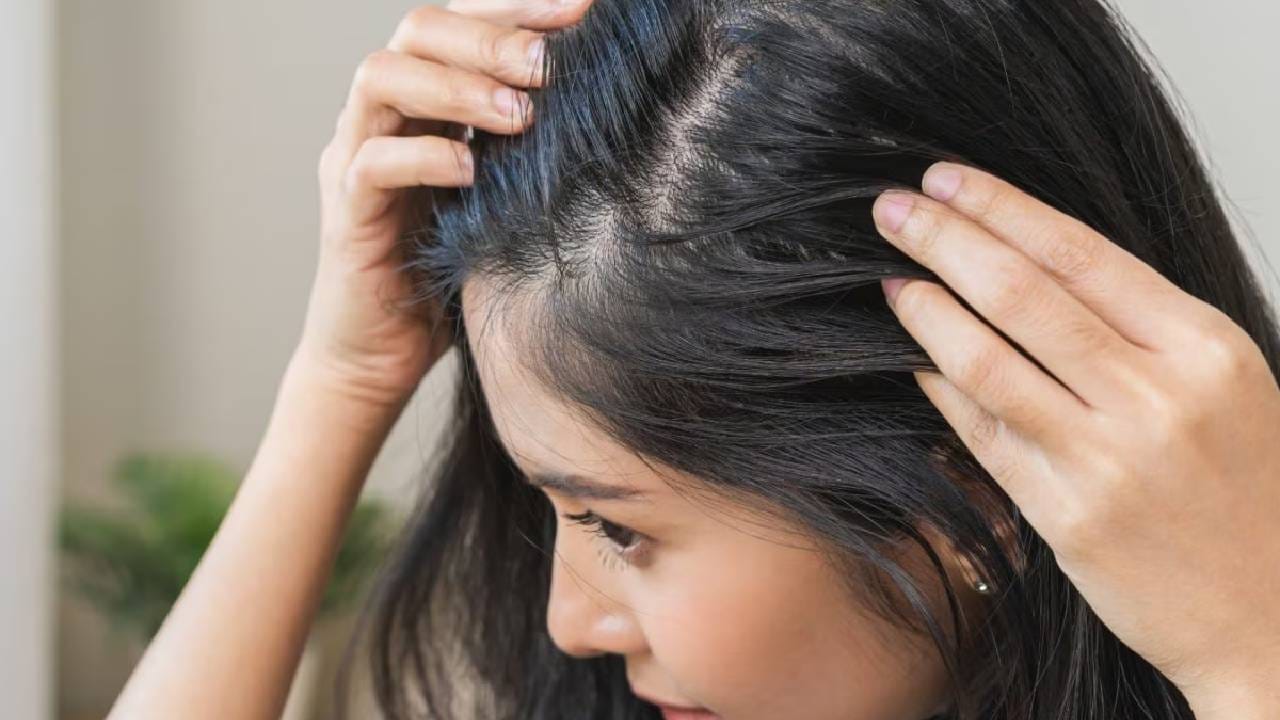 चहा आणि कॉफीचे अनेक फायदे आहेत. केसांसाठी दोन्ही घटक फायदेशीर ठरतात. केसांतील कोंडा कमी करण्यापासून ते हिवाळ्यात फायदेशीर ठरते. 