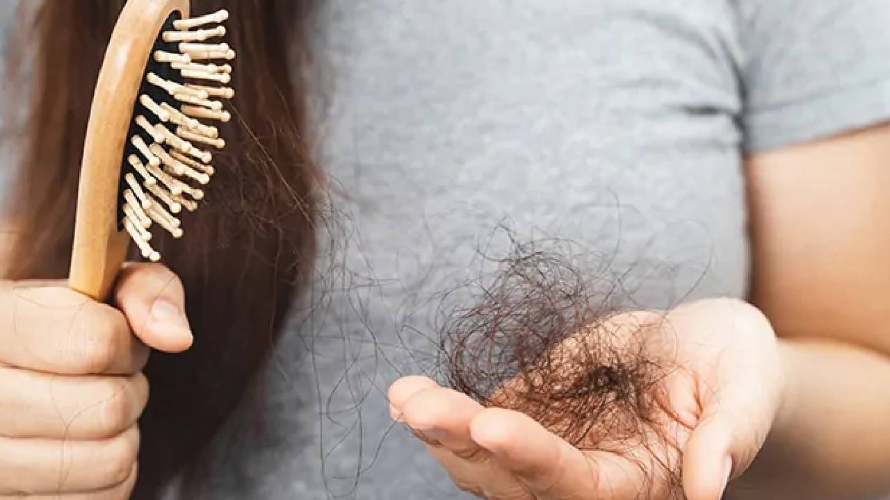 सध्याच्या धावपळीच्या जीवनशैलीमध्ये त्वचेसोबतच केसांची काळजी घेणेही महत्वाचे ठरते. जर तुम्ही केसांची काळजी घेतली नाही तर असंख्य समस्या निर्माण होऊ शकतात. 