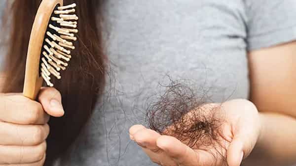 सध्याच्या धावपळीच्या जीवनशैलीमध्ये त्वचेसोबतच केसांची काळजी घेणेही महत्वाचे ठरते. जर तुम्ही केसांची काळजी घेतली नाही तर असंख्य समस्या निर्माण होऊ शकतात.