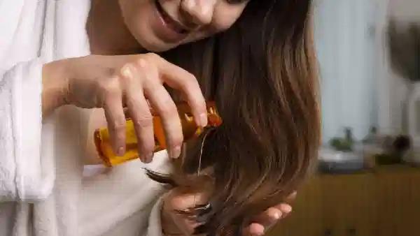 Night vs Morning केसांना तेल लावण्याची योग्य वेळ कोणती? केस वाढीस होईल मदत....