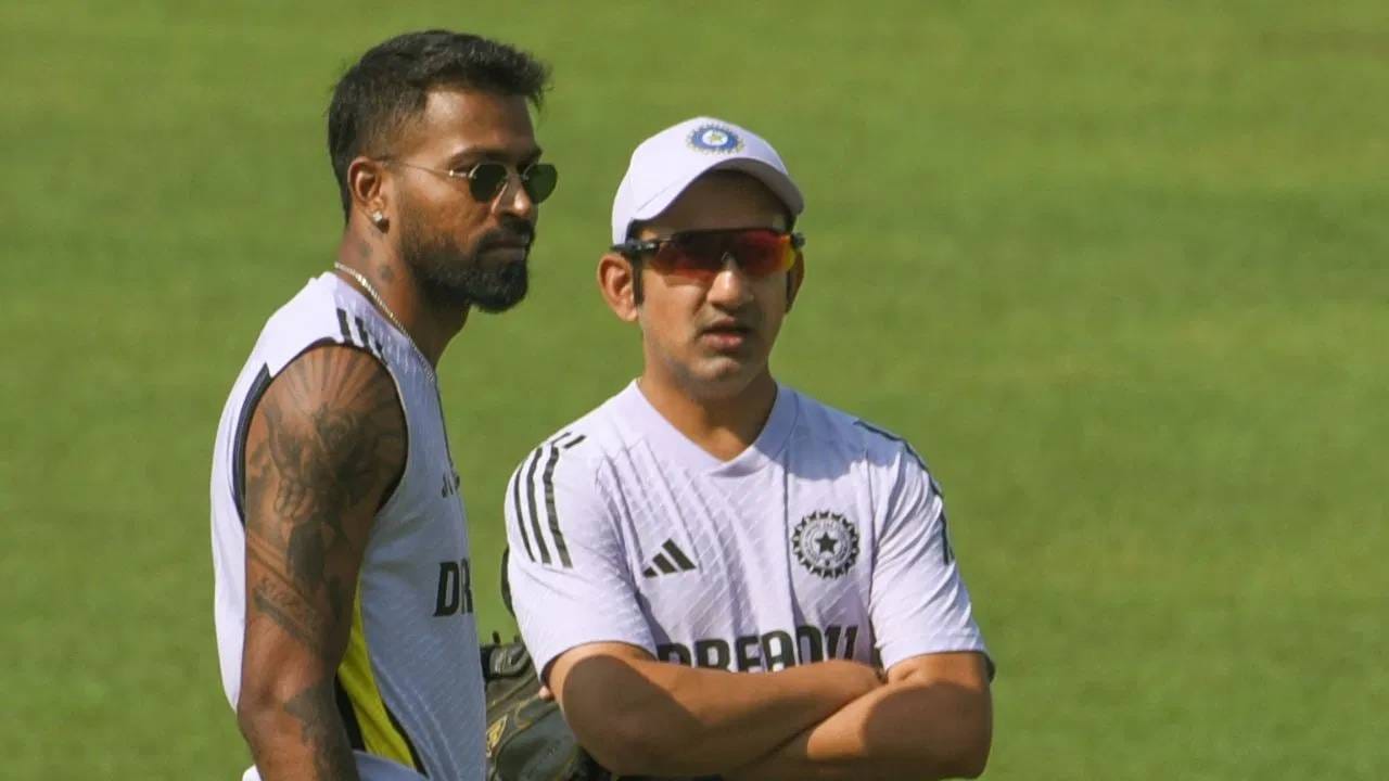 Hardik Pandya vs Gautam Gambhir : टीम इंडिया हरल्यानंतर हार्दिक पंड्या गौतम गंभीरला भिडला का? VIDEO व्हायरल झाल्यानंतर मोठा वाद Hardik Pandya vs Gautam Gambhir : टीम इंडिया हरल्यानंतर हार्दिक पंड्या गौतम गंभीरला भिडला का? VIDEO व्हायरल झाल्यानंतर मोठा वाद
