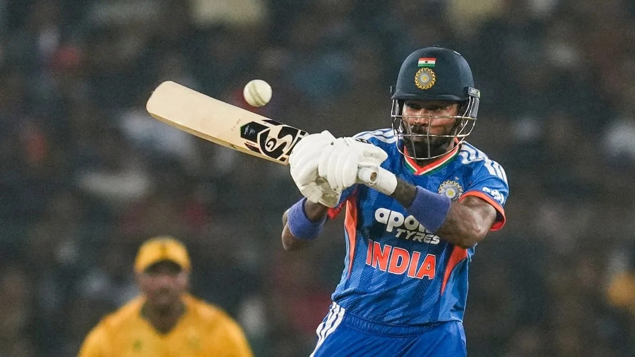 तसेच हार्दिकने 61 वी धाव पूर्ण करताच इतिहास घडवला. हार्दिकने यासह टी 20i क्रिकेटमध्ये 2 हजार धावा पूर्ण केल्या. हार्दिक भारतासाठी 2 हजार टी 20i धावा करणारा पाचवा फलंदाज ठरला. मात्र हार्दिकआधी 2 हजार धावा करणारे पहिले 4 फलंदाज आहेत. तर हार्दिक 2 हजार धावा करणारा पहिला भारतीय ऑलराउंडर ठरला आहे. (Photo Credit : PTI)