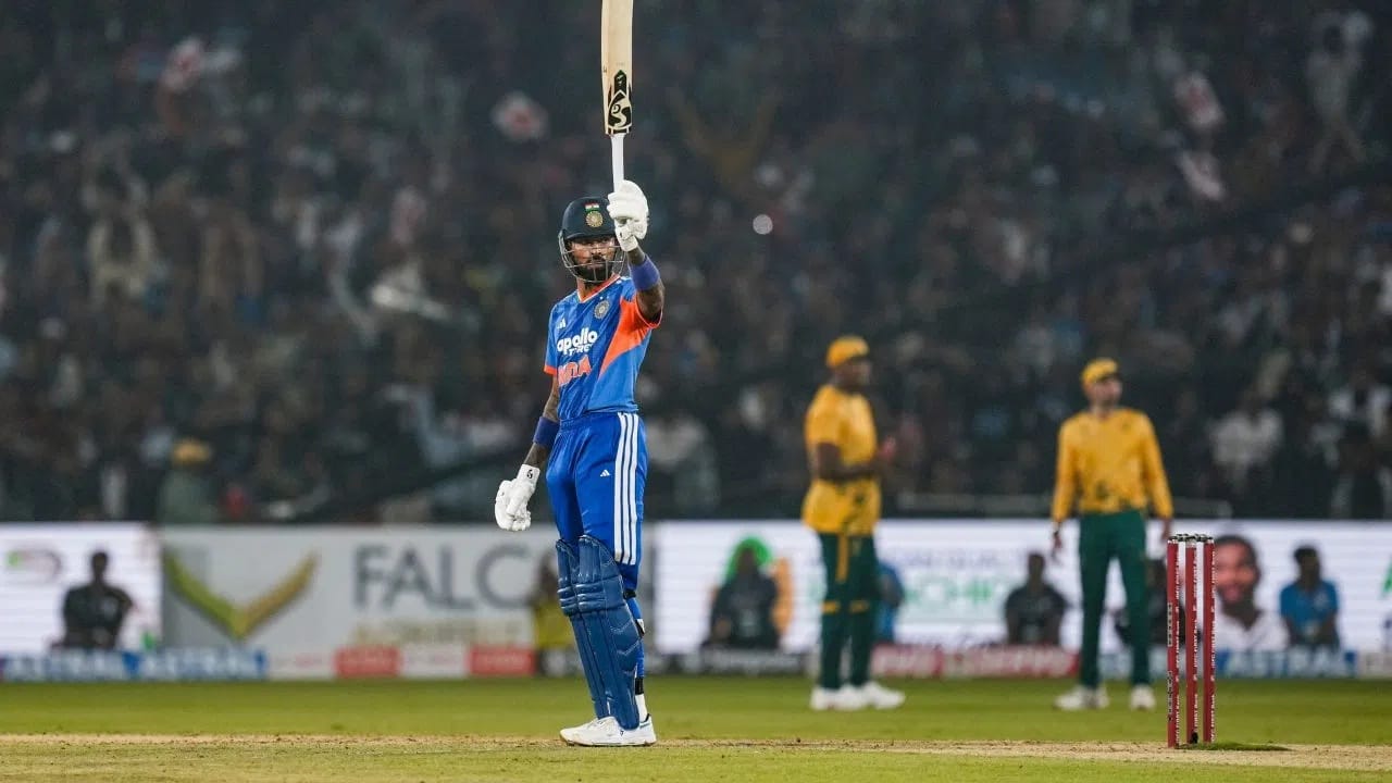 हार्दिक टीम इंडियासाठी टी 20i क्रिकेटमध्ये वेगवान अर्धशतक करणारा दुसरा फलंदाज ठरला. भारतासाठी टी 20i क्रिकेटमध्ये वेगवान अर्धशतक करण्याचा विक्रम माजी फलंदाज युवराज सिंह याच्या नावावर आहे. युवीने 2007 साली 12 बॉलमध्ये अर्धशतक पूर्ण केलं होतं. (Photo Credit : PTI)