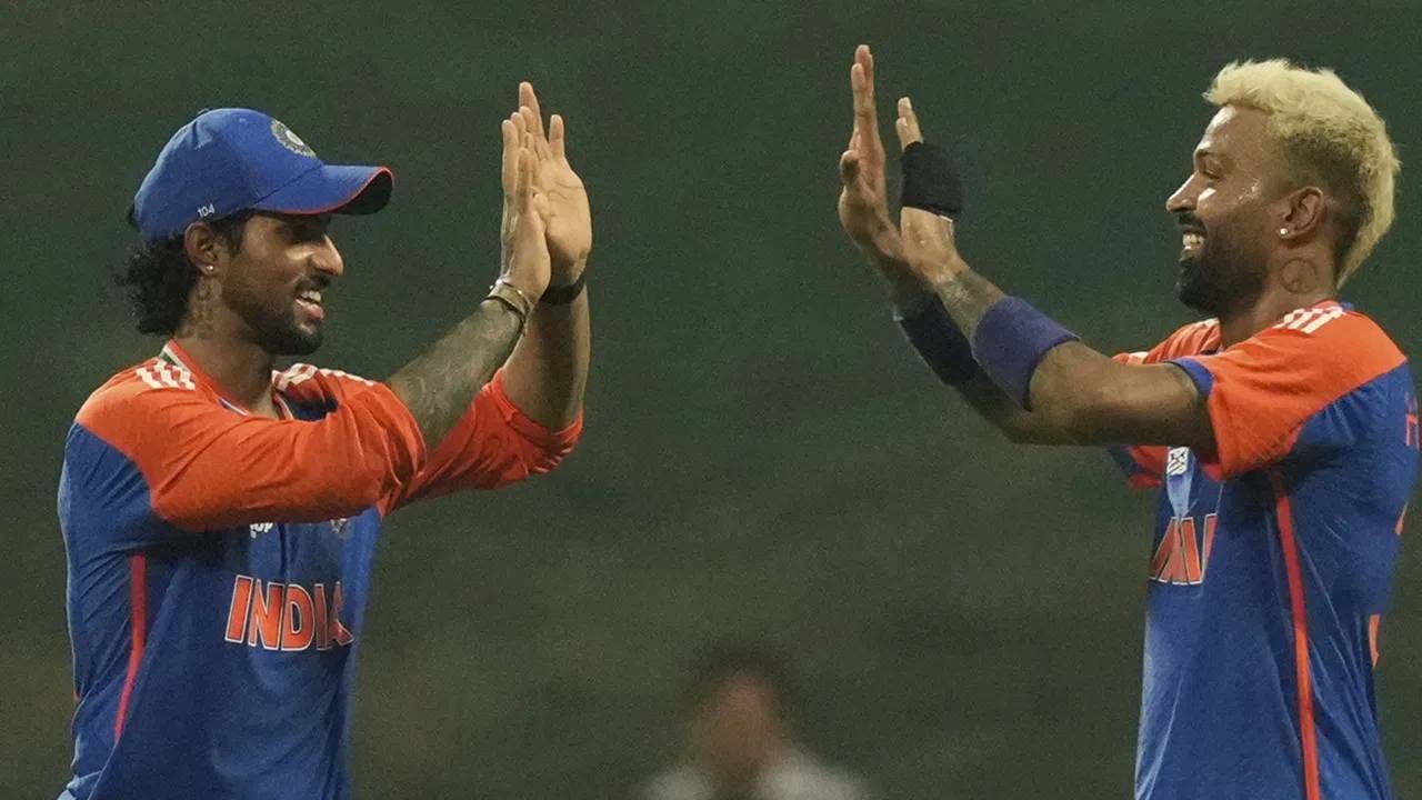 दक्षिण अफ्रिकेविरुद्धच्या टी20 मालिकेपूर्वी हार्दिकपांड्यात दोन टी20 सामने खेळणार आहे. सय्यद मुश्ताक अली स्पर्धेत 2 डिसेंबरला पंजाब विरुद्ध आणि 4 डिसेंबरला गुजरात विरुद्ध मैदानात उतरेल. (फोटो-पीटीआय)