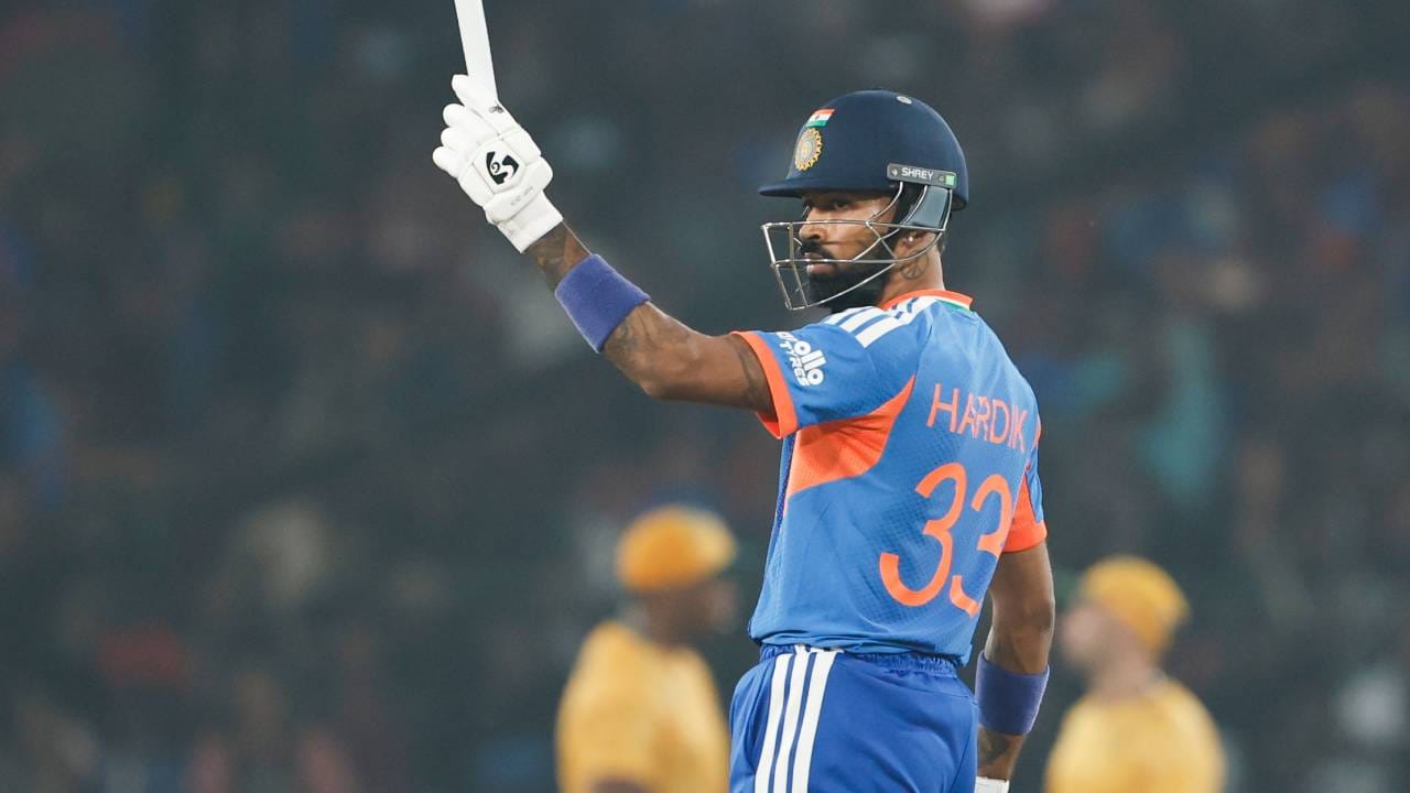 कटकमधील बाराबती स्टेडियममध्ये इतर फलंदाजी धावा करण्यासाठी धडपड करत होते. मात्र एका बाजूने हार्दिक पांड्या आक्रमक बाणा दाखवत फटकेबाजी करत होता. भारताच्या 78 धावांवर 4 विकेट अशी स्थिती असताना हार्दिक मैदानात उतरला होता. त्या मैदानाचा त्याच्यावर काही एक परिणाम झाला नाही. त्याने आक्रमक खेळी केली. (Photo-BCCI Twitter)