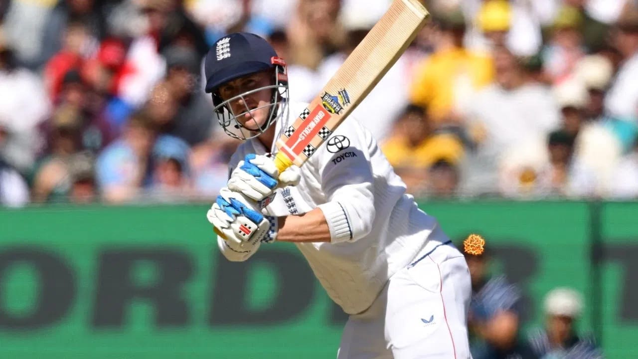 तसेच इंग्लंडचा फलंदाज हॅरी ब्रूक यानेही कमाल केली.  ब्रूकने 41 धावांसह कसोटीत 2 हजार रन्स पूर्ण केल्या. डकेटचा यासह कसोटीत किमान 2 हजार धावा करणाऱ्या फलंदाजांच्या यादीत 86.85 इतका स्ट्राईक रेट झाला आहे. ब्रूकनंतर स्ट्राईक रेटबाबत इंग्लंडचा बेन डकेट दुसऱ्या स्थानी आहे. डकेटचा स्ट्राईक रेट हा 86.11 इतका आहे.  (Photo: Getty Images)