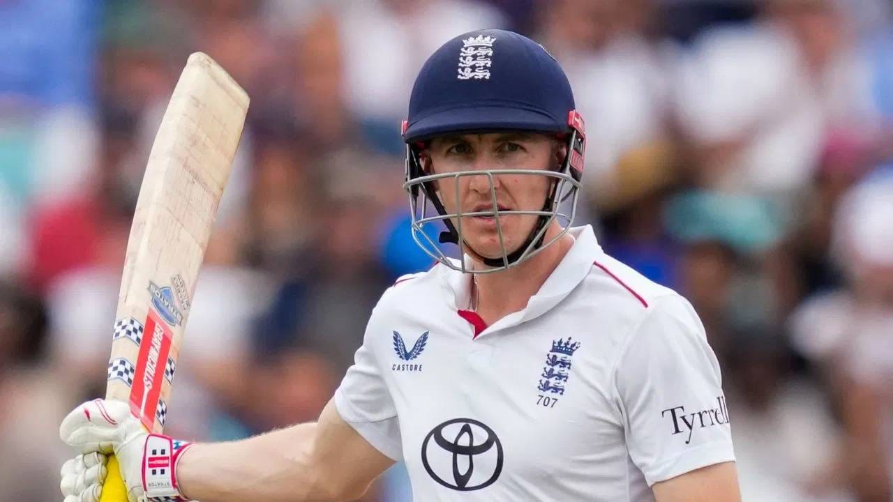 इंग्लंडचा स्फोटक फलंदाज हॅरी ब्रूकने ऑस्ट्रेलियाविरुद्ध मेलबर्न येथे झालेल्या चौथ्या कसोटी सामन्यात एक नवा विश्वविक्रम रचला. विशेष म्हणजे त्याने ऑस्ट्रेलियन फलंदाज एडम गिलख्रिस्टचा विश्वविक्रम मोडला. (फोटो- पीटीआय)