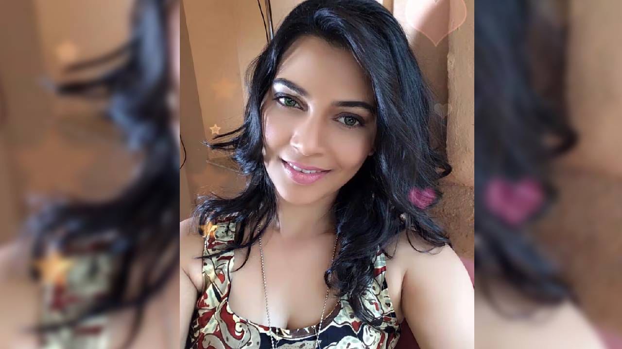 मुंबई गुन्हे शाखेने गोरेगाव येथून एका बिल्डरकडून मागितलेल्या १० कोटींच्या खंडणीच्या पहिल्या हप्त्याच्या रूपाने १.५ कोटी रुपये स्वीकारताना मराठमोळी अभिनेत्री हमेलता पाटकर आणि तिच्या सहकारीला अटक करण्यात आली. तक्रारदार अरविंद गोयल यांनी आरोप केला आहे की ही रक्कम अंबोली पोलीस ठाण्यात त्यांच्या मुलाविरुद्ध दाखल गुन्हेगारी प्रकरण मिटवण्यासाठी मागितली गेली होती. त्यानंतर अभिनेत्री हेमलता पाटकर चर्चेत आहे.