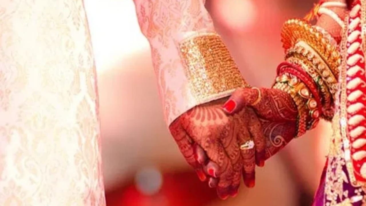 सध्या लग्नसराईचा हंगाम सुरु आहे. हिंदू धर्मात विवाह म्हणजे केवळ दोन व्यक्तींचे मिलन नसून अनेक अर्थपूर्ण परंपरांचा सोहळा असतो. हिंदू विवाह संस्कारांमध्ये गृहप्रवेश हा सर्वात महत्त्वाचा आणि भावनिक क्षण असतो. या विधीदरम्यान नववधू तांदळाचा कलश ओलांडते आणि घरात प्रवेश करते.