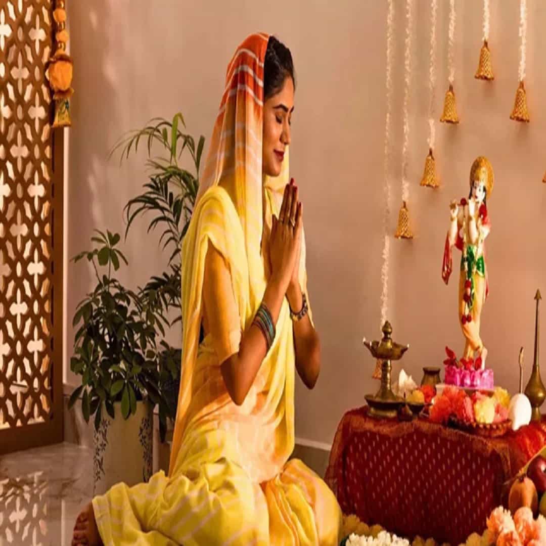 हिंदू धर्मात उपासनेशी संबंधित बरेच नियम सांगितले आहेत. जे पाळणे अत्यंत महत्वाचे मानले जाते. उपासनेदरम्यान या नियमांकडे दुर्लक्ष केल्याने फलदायी परिणामांचे नुकसान होऊ शकते. उपासनेच्या पाच नियमांबद्दल जाणून घेऊयात जे फार कमी लोकांना माहिती असतील.