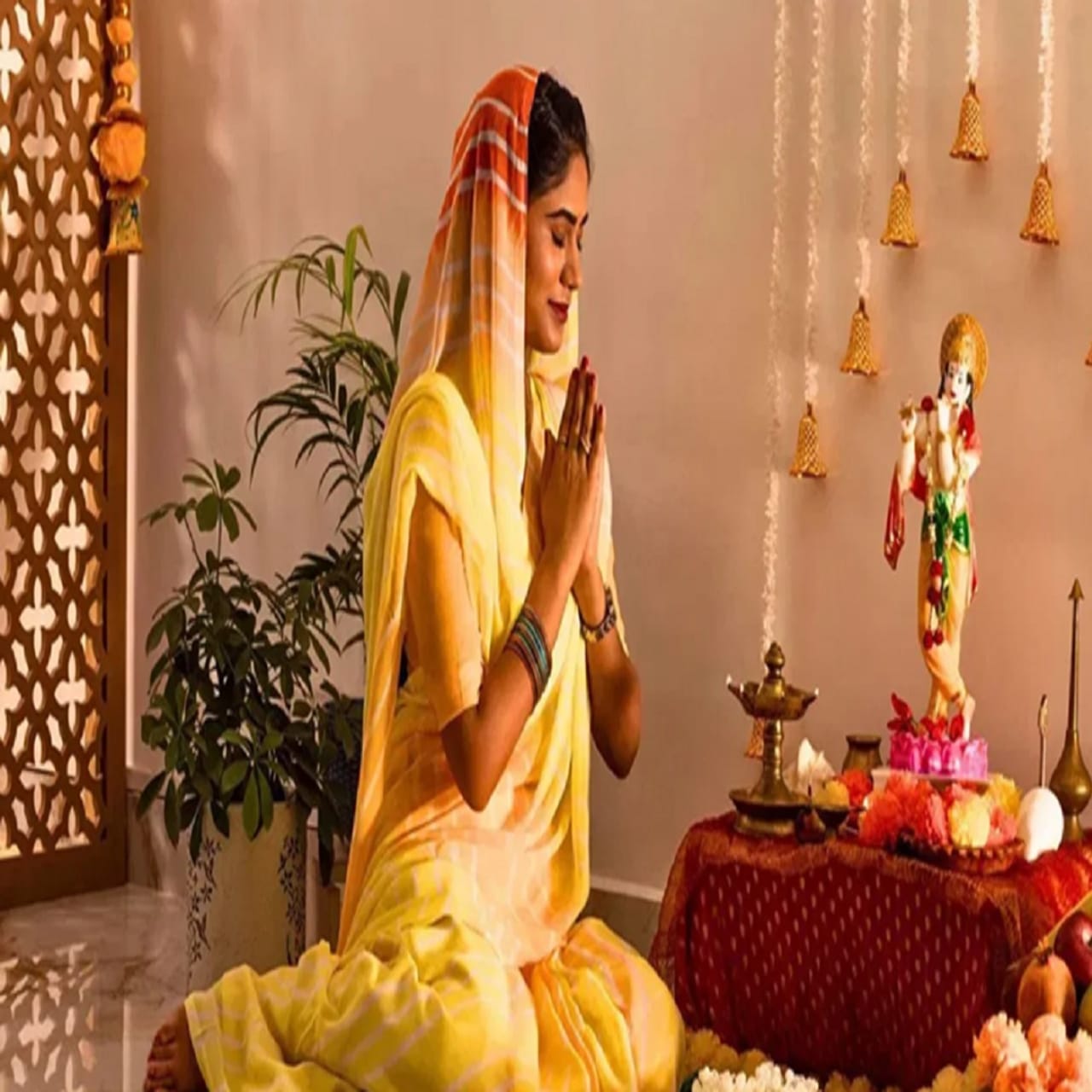 हिंदू धर्मात उपासनेशी संबंधित बरेच नियम सांगितले आहेत. जे पाळणे अत्यंत महत्वाचे मानले जाते. उपासनेदरम्यान या नियमांकडे दुर्लक्ष केल्याने फलदायी परिणामांचे नुकसान होऊ शकते. उपासनेच्या पाच नियमांबद्दल जाणून घेऊयात जे फार कमी लोकांना माहिती असतील.