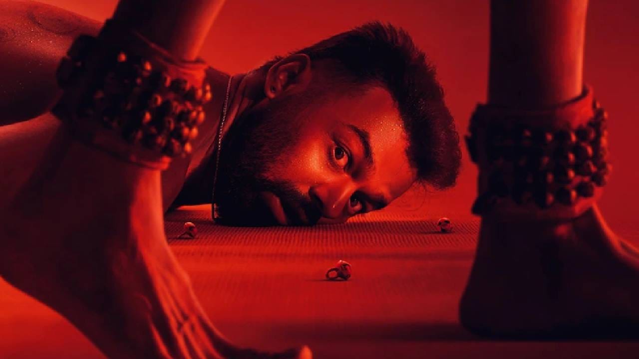 हॅलोविनला, ३१ ऑक्टोबर रोजी थिएटर्समध्ये आलेला मलयाळम हॉरर थ्रिलर 'डाइस इरा'. प्रणव मोहनलाल स्टारर हा चित्रपट राहुल सदाशिवनच्या दिग्दर्शनात बनला आहे. एका श्रीमंत आर्किटेक्टच्या आयुष्यात सुपरनॅचुरल घटनांची कथा प्रेक्षकांना रोमांचित करणारी होती. नंतर ५ डिसेंबर रोजी जिओ हॉटस्टारवर स्ट्रीम झालेला हा चित्रपट वर्षातील सर्वात यशस्वी हॉरर चित्रपटांमध्ये गणला गेला.