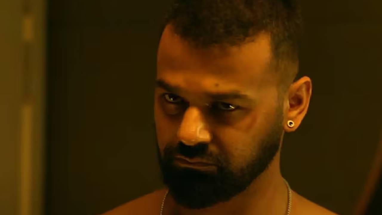 या चित्रपटाची कथा रोहन शंकर नावाच्या व्यक्तिरेखेभोवती फिरते, जो एक अमेरिकन-भारतीय आर्किटेक्ट आहे आणि अचानक त्याच्या आयुष्यात विचित्र आणि भयावह घटना घडू लागतात. तो या घटनांना सामोरे जातो, विशेषतः एका क्लासमेटच्या मृत्यूनंतर.