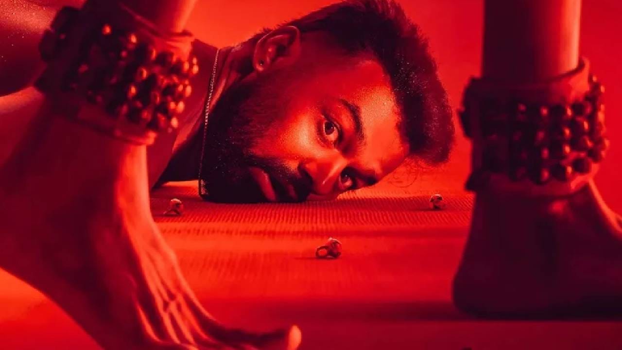 मजेदार बाब म्हणजे मल्याळम भाषेतील 'दिएस ईरे' चित्रपटात सस्पेन्सचाही पूर्ण तडका लावला आहे. १ तास ५२ मिनिटांच्या या मूवीत तुम्हाला डोळे मिचकवायलाही वेळ मिळणार नाही. हा चित्रपट राहुल सदासिवन यांनी लिहिला आणि दिग्दर्शित केला आहे. प्रणव मोहनलालने कमाल अभिनय केला आहे.