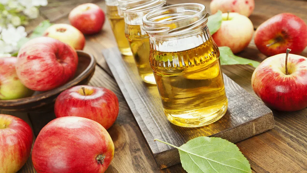 तुम्हाला सकाळी, दुपारी किंवा संध्याकाळी जेव्हा दारू पिण्याची इच्छा होईल, तेव्हा दारूऐवजी सफरचंदाचा रस प्या. दारूचे सेवन करता तसा पेग बनवता त्या पद्धतीने रस प्या.