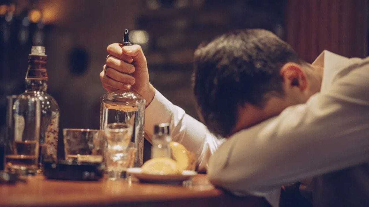 अनेकांचे आयुष्य दारूमुळे उद्धवस्त झाले आहे, अनेकजण इच्छा असूनही दारू सोडू शकत नाहीत. असा लोकांसाठी योगिक शास्त्रज्ञ आणि आनंदम आयुर्वेदाचे संस्थापक नित्यानंदम श्री यांनी खास उपाय सांगितला आहे.