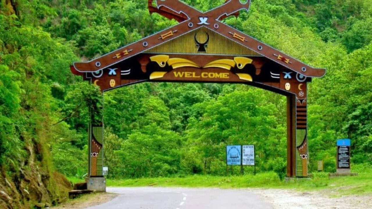 अरुणाचल प्रदेश : चीनच्या सीमेला लागून असलेले हे राज्य पूर्णपणे 'इनर लाईन परमिट'च्या कक्षेत येते. तवांग, झिरो व्हॅली किंवा नामदफा नॅशनल पार्क यांसारख्या प्रसिद्ध पर्यटन स्थळांना भेट देण्यासाठी भारतीयांना ऑनलाइन किंवा ऑफलाइन परवाना घेणे गरजेचे आहे.